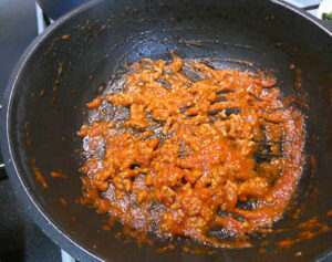 rosolare la carne macinata con il pomodoro
